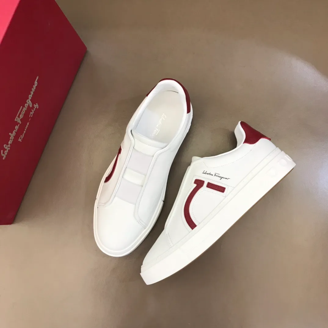 p400【Salvatore Ferraga**】New men's low-top casual shoes! Top-quality cow products, original lasts, made of imported cowhide, first-class texture, first-layer sheepskin lining! Original outsole! The details are exquisite and the style is versatile and upscale! Decorated with a three-dimensional Gancini logo, the back of the tongue and lace-up piping add a pop of color. The high-tech sole features a holographic pattern and Gancini details, making it ideal for a practical yet stylish everyday look. Code number 38-44 (45 can be customized)